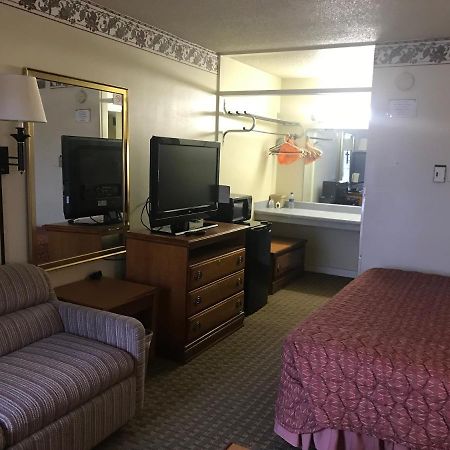 Tyler Inn & Suites Ngoại thất bức ảnh