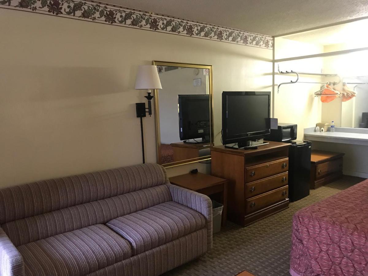 Tyler Inn & Suites Ngoại thất bức ảnh